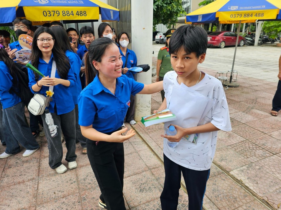 Th&iacute; sinh ho&agrave;n th&agrave;nh b&agrave;i thi sớm nhất m&ocirc;n Văn.