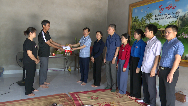 L&atilde;nh đạo huyện Cẩm Gi&agrave;ng v&agrave; đại diện một số ng&agrave;nh, đo&agrave;n thể trao tiền hỗ trợ gia đ&igrave;nh b&eacute; g&aacute;i bị tử vong. Ảnh: Ho&agrave;ng Kế&nbsp;