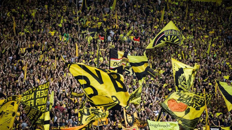 S&acirc;n vận động BVB Dortmund nổi tiểng nhờ kh&aacute;n đ&agrave;i &ldquo;bức tường v&agrave;ng&rdquo; cho&aacute;ng ngợp. Ảnh: AFP