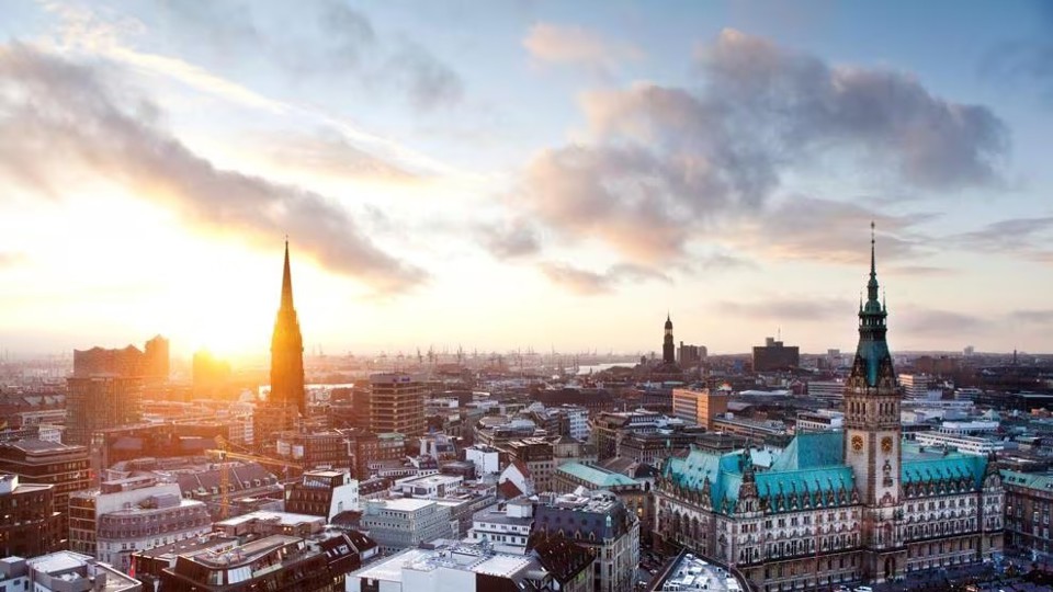 Hamburg sở hữu bến cảng nổi tiếng thế giới, lịch sử văn h&oacute;a phong ph&uacute;, kiến ​​tr&uacute;c ấn tượng v&agrave; c&aacute;c hoạt động giải tr&iacute; về đ&ecirc;m. Ảnh: AFP