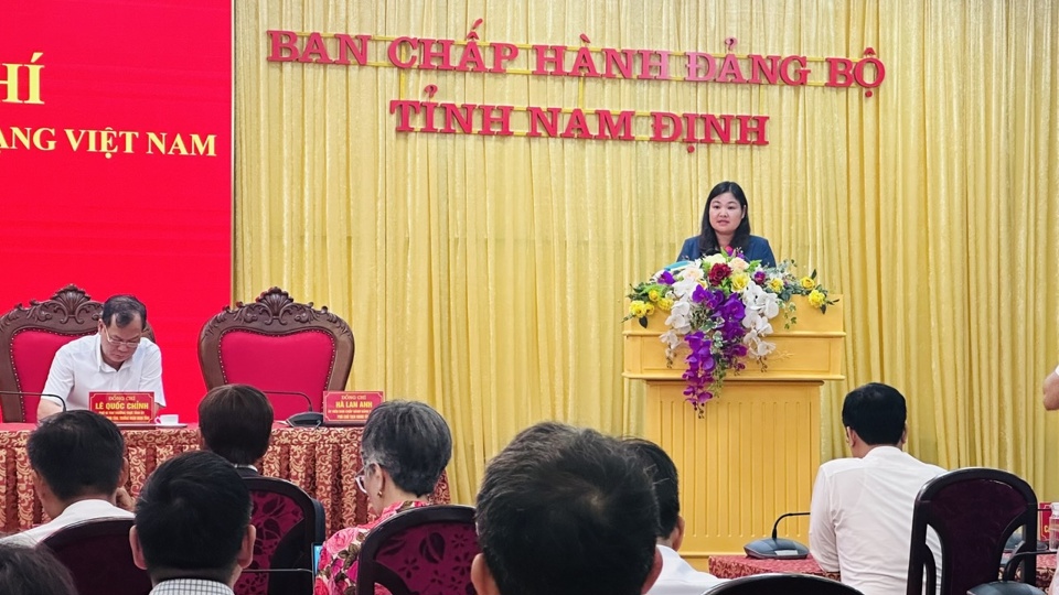 Đồng ch&iacute; H&agrave; Lan Anh, Tỉnh uỷ vi&ecirc;n, Ph&oacute; Chủ tịch UBND tỉnh Nam Định th&ocirc;ng tin nhanh về t&igrave;nh h&igrave;nh kinh tế - x&atilde; hội của tỉnh 6 th&aacute;ng đầu năm.