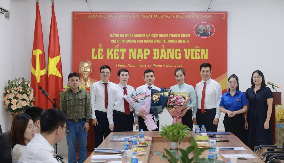 Chi bộ Trường Cao đẳng C&ocirc;ng thương H&agrave; Nội tổ chức lễ kết nạp đảng vi&ecirc;n cho học vi&ecirc;n Phi Hồ Hải (học vi&ecirc;n hệ 2 văn bằng ng&agrave;nh Tin học ứng dụng) -&nbsp;đảng vi&ecirc;n đầu ti&ecirc;n trong khối c&aacute;c trường d&acirc;n lập thuộc Đảng bộ quận Thanh Xu&acirc;n