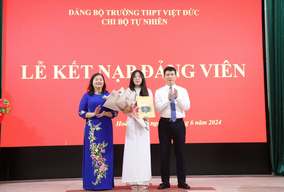 Ph&oacute; Trưởng Ban Tổ chức Th&agrave;nh ủy H&agrave; Nội Triệu Thị Ngọc v&agrave; Chủ tịch UBND quận Ho&agrave;n Kiếm Phạm Tuấn Long trao quyết định v&agrave; tặng hoa ch&uacute;c mừng t&acirc;n đảng vi&ecirc;n Phạm Thị Lan Anh &nbsp;