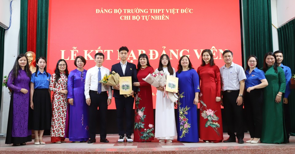 L&atilde;nh đạo Ban Tổ chức Th&agrave;nh ủy H&agrave; Nội, quận Ho&agrave;n Kiếm, Th&agrave;nh đo&agrave;n H&agrave; Nội c&ugrave;ng Đảng bộ trường THPT Việt Đức ch&uacute;c mừng 2 t&acirc;n đảng vi&ecirc;n