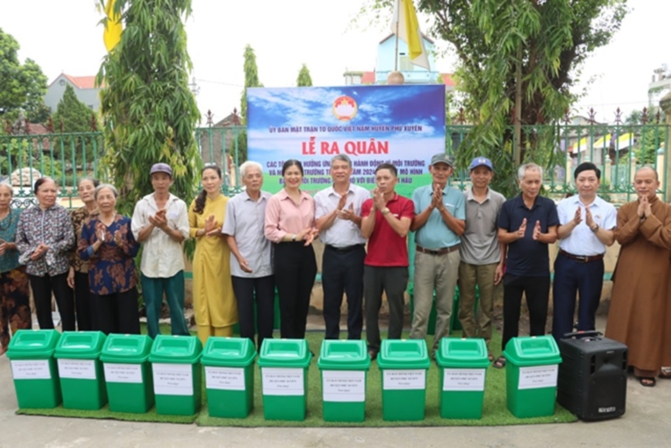 Ngay sau lễ ph&aacute;t động, Uỷ ban MTTQ huyện Ph&uacute; Xuy&ecirc;n trao tặng 50 th&ugrave;ng r&aacute;c c&oacute; nắp đậy cho c&aacute;c hộ gia đ&igrave;nh ở th&ocirc;n Đồng Lạc v&agrave; tổ chức ph&aacute;t động vệ sinh m&ocirc;i trường tại khu d&acirc;n cư.