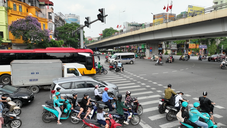 Người dân dừng đèn đỏ tại nút giao đường Láng - Nguyễn Chí Thanh. Ảnh: Công Hùng