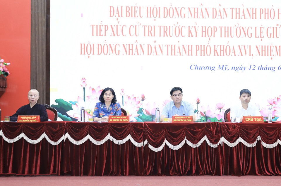 Ủy viên T.Ư Đảng, Phó Bí thư Thường trực Thành ủy Hà Nội Nguyễn Thị Tuyến cùng các đại biểu tại buổi tiếp xúc cử tri. Ảnh: Phạm Hùng