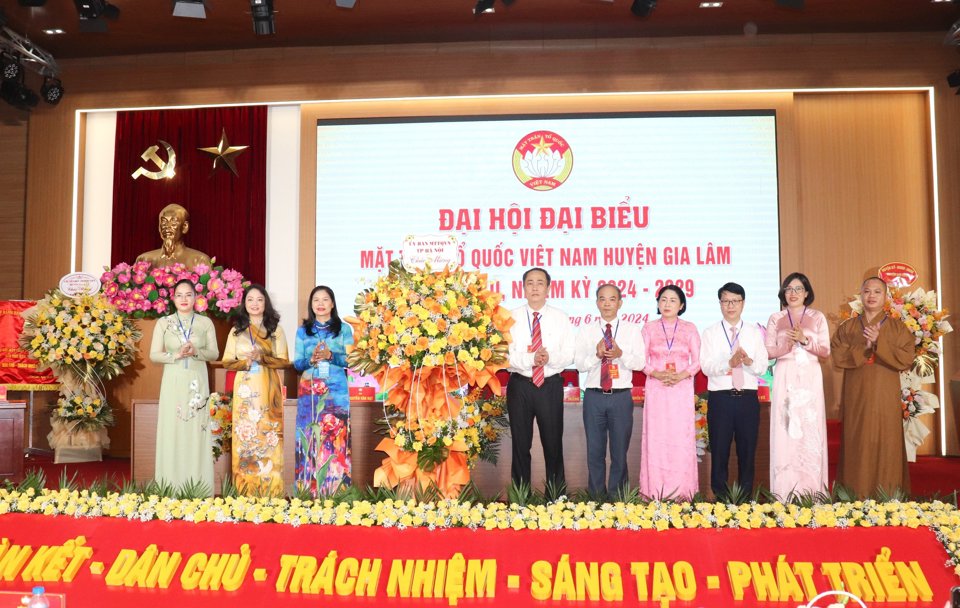 L&atilde;nh đạo Ủy ban MTTQ Việt Nam TP H&agrave; Nội tặng lẵng hoa ch&uacute;c mừng Đại hội.