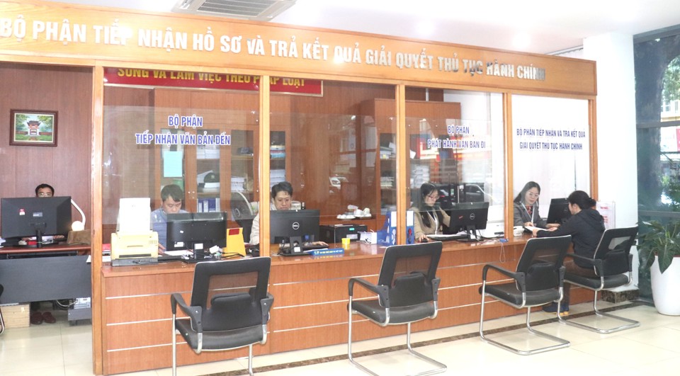 Thi đua cải c&aacute;ch h&agrave;nh ch&iacute;nh, c&aacute;c cơ quan, đơn vị thuộc TP đ&atilde; c&oacute; chuyển biến mạnh mẽ trong thi h&agrave;nh c&ocirc;ng vụ theo phương ch&acirc;m ''5 r&otilde;'' (Ảnh: C&ocirc;ng chức bộ phận ''một cửa'' Sở Nội vụ H&agrave; Nội hướng dẫn c&ocirc;ng d&acirc;n thực hiện thủ tục h&agrave;nh ch&iacute;nh)