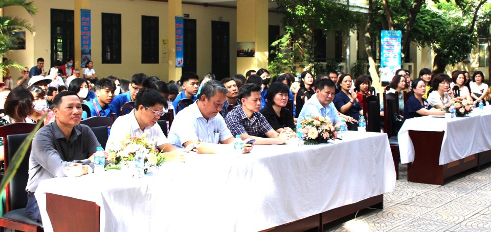 L&atilde;nh đạo quận, th&agrave;nh vi&ecirc;n Ban chỉ đạo ph&ograve;ng chống dịch Quận Hai B&agrave; Trưng, 18/18 phường v&agrave; c&aacute;c lực lượng tham gia chiến dịch ph&ograve;ng chống sốt xuất huyết dự Lễ ph&aacute;t động