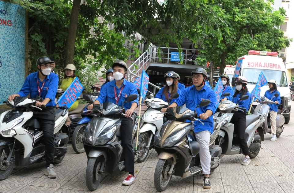 C&aacute;c lực lượng c&aacute;n bộ y tế, đo&agrave;n vi&ecirc;n thanh ni&ecirc;n Quận Hai B&agrave; Trưng v&agrave; c&aacute;c phường xuất ph&aacute;t từ trường THPT Thăng Long ra qu&acirc;n diễu h&agrave;nh cổ động ph&ograve;ng chống sốt xuất huyết tr&ecirc;n c&aacute;c tuyến phố thuộc quận