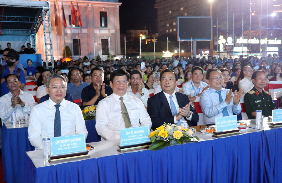 L&atilde;nh đạo Trung ương v&agrave; l&atilde;nh đạo tỉnh Kh&aacute;nh H&ograve;a tham dự Khai mạc&nbsp;Li&ecirc;n hoan Du lịch Biển Nha Trang 2024.&nbsp;