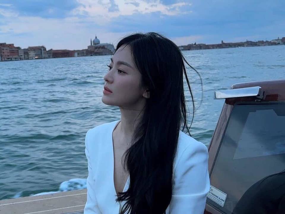 Nhan sắc của Song Hye Kyo qua camera thường. C&ocirc; diện bộ vest trắng thanh lịch, để t&oacute;c bu&ocirc;ng x&otilde;a v&agrave; khoe gương mặt thanh t&uacute; qua lớp trang điểm nhẹ.&nbsp;