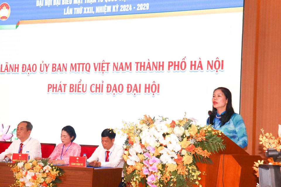 Ph&oacute; Chủ tịch Ủy ban MTTQ Việt Nam TP H&agrave; Nội Đặng Thị Phương Hoa ph&aacute;t biểu tại Đại hội.