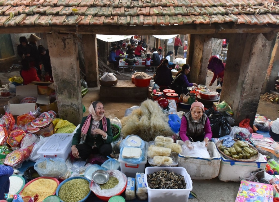 Chợ phi&ecirc;n x&atilde; Phương Trung, huyện Thanh Oai. Ảnh: Việt Mạnh