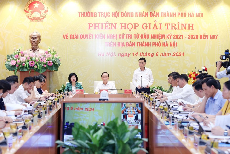 Chủ tọa điều h&agrave;nh phi&ecirc;n họp giải tr&igrave;nh