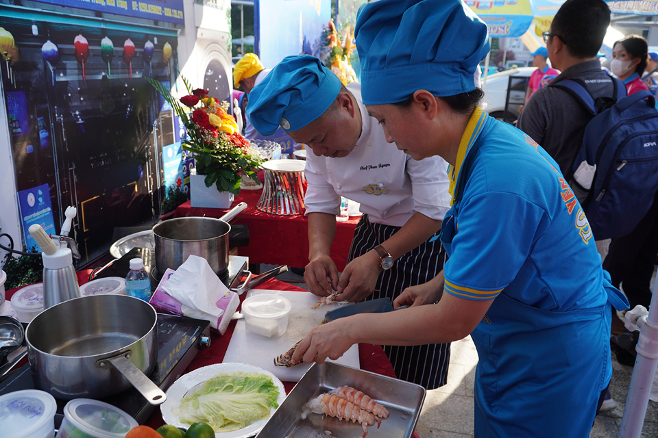 C&aacute;c đổi đ&atilde; sử dụng nhiều nguy&ecirc;n liệu bản địa để nấu k&egrave;m với liệu ch&iacute;nh l&agrave; Yến s&agrave;o Kh&aacute;nh H&ograve;a Sanvinest.