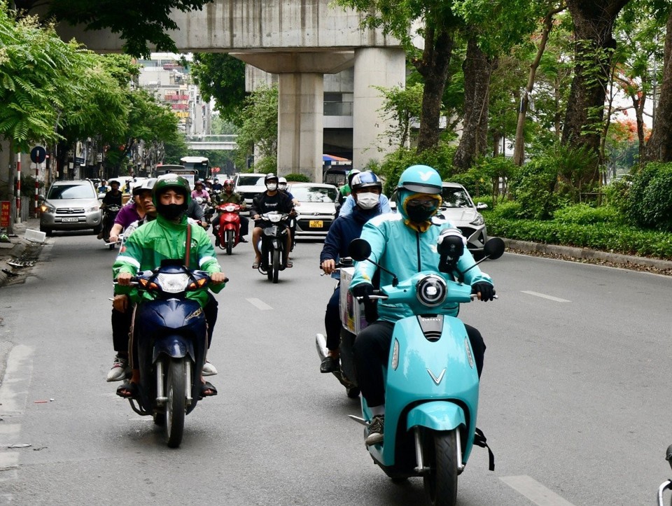 Để tr&aacute;nh c&aacute;i n&oacute;ng gay gắn của Thủ đ&ocirc;, b&igrave;nh nước, khăn lạnh... lu&ocirc;n l&agrave; vật dụng cần thiết với những người b&aacute;m mặt ngo&agrave;i đường mưu sinh.