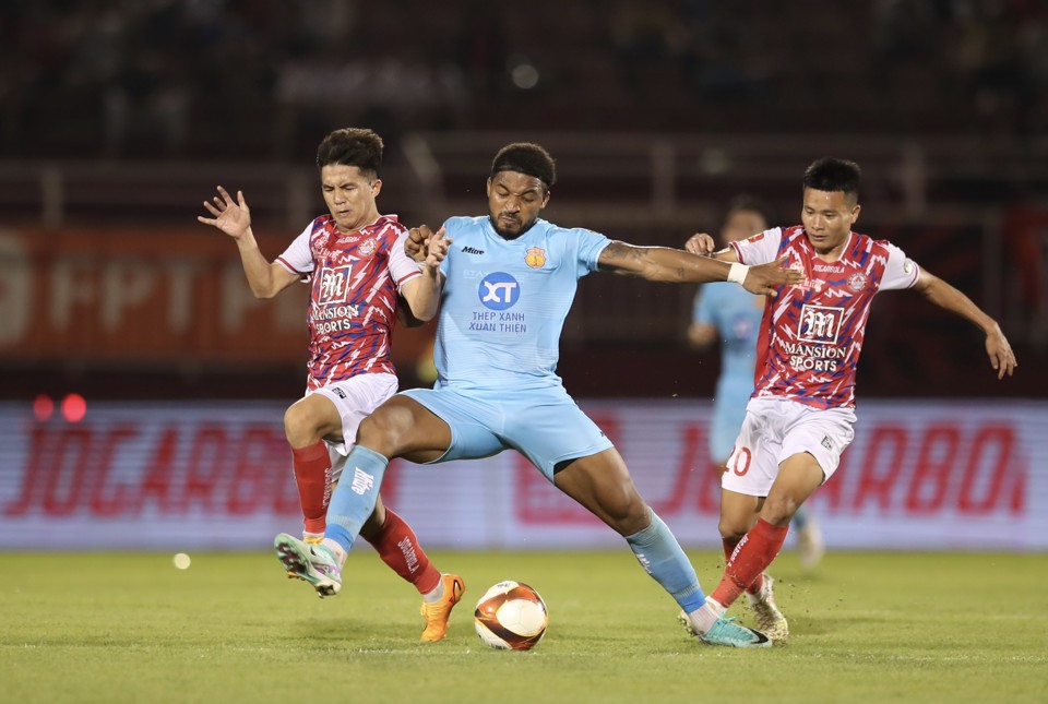 Nam Định nắm lợi thế trong cuộc đua v&ocirc; địch tại V-League 2023/2024.