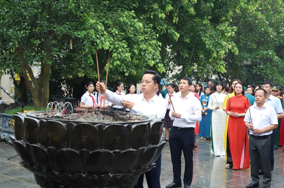 Đo&agrave;n l&atilde;nh đạo quận Ho&agrave;n Kiếm c&ugrave;ng c&aacute;c tầng lớp Nh&acirc;n d&acirc;n&nbsp;d&acirc;ng hương tại tượng đ&agrave;i Vua L&yacute; Th&aacute;i Tổ ch&agrave;o mừng Đại hội đại biểu MTTQ Việt Nam quận Ho&agrave;n Kiếm lần thứ XVI, nhiệm kỳ 2024 &ndash; 2029.