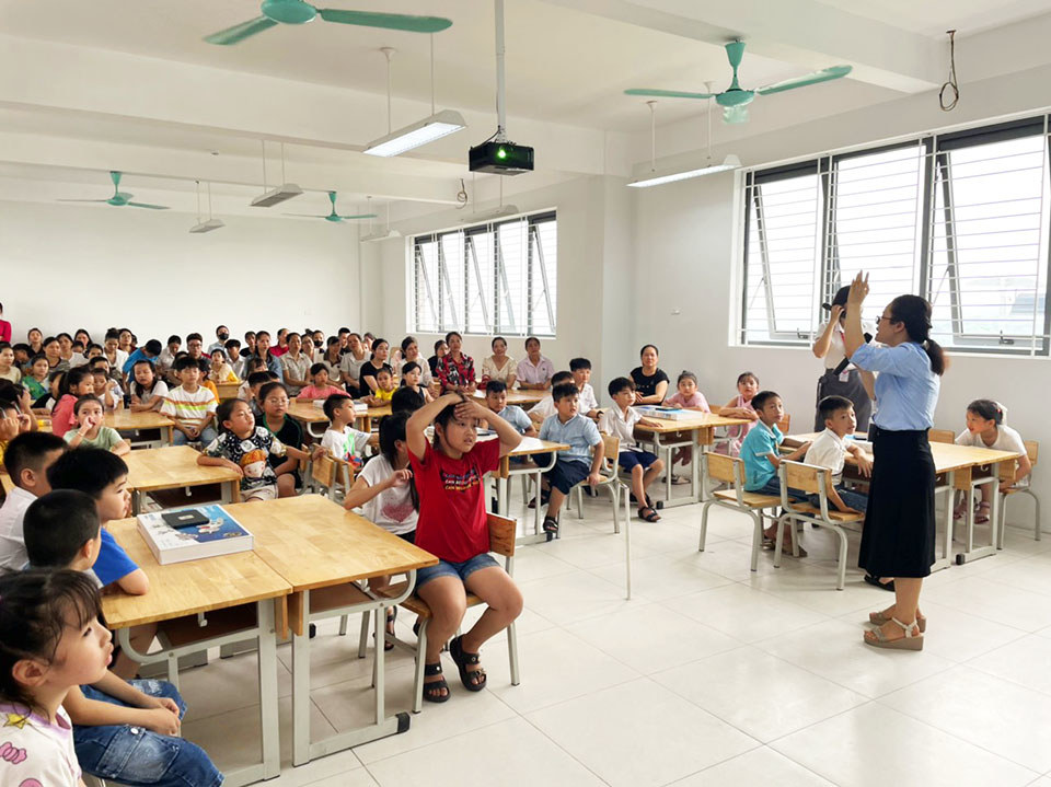 Học sinh h&agrave;o hứng tham gia trải nghiệm tiếng Anh STEM.