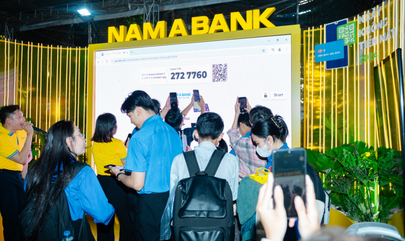 Đ&ocirc;ng đảo KH tham quan trải nghiệm Kh&ocirc;ng gian số Nam A Bank.