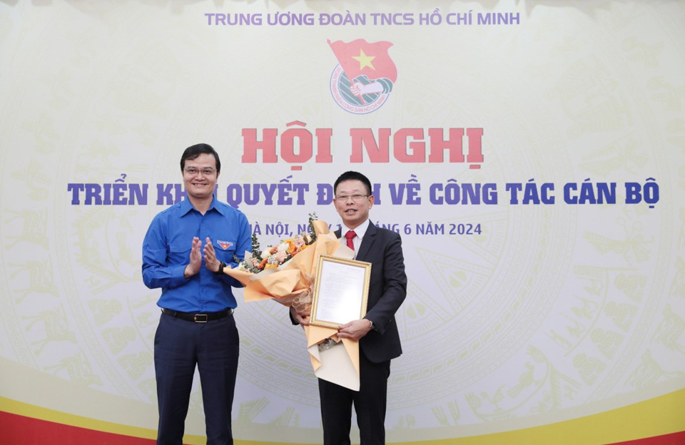 B&iacute; thư thứ nhất T.Ư Đo&agrave;n B&ugrave;i Quang Huy trao Quyết định bổ nhiệm nh&agrave; b&aacute;o Ph&ugrave;ng C&ocirc;ng Sưởng l&agrave;m Tổng Bi&ecirc;n tập B&aacute;o Tiền Phong. Ảnh: Hồng Vĩnh. &nbsp;