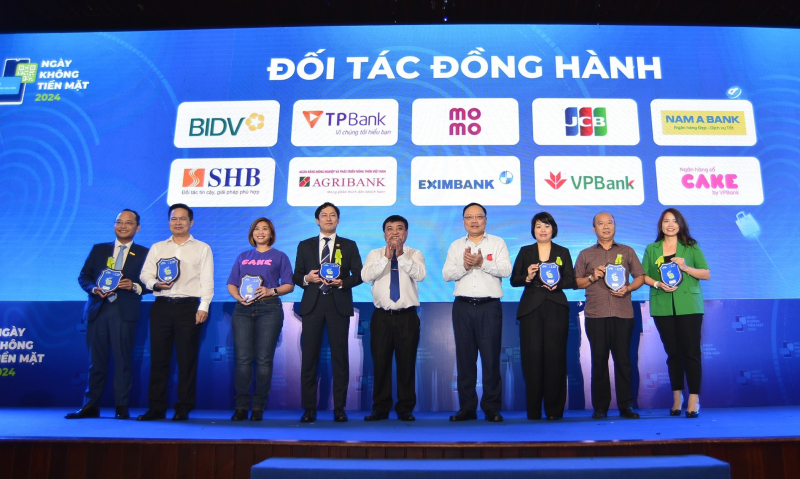 Đại diện Nam A Bank (b&igrave;a tr&aacute;i) nhận kỷ niệm chương Đối t&aacute;c đồng h&agrave;nh c&ugrave;ng chương tr&igrave;nh.