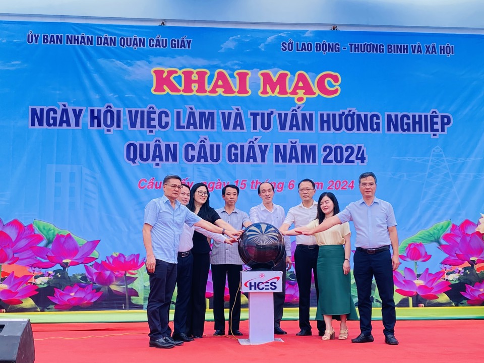 C&aacute;c đại biểu Sở LĐTB&amp;XH H&agrave; Nội, Trung t&acirc;m Dịch vụ việc l&agrave;m H&agrave; Nội v&agrave; UBND quận Cầu Giấy nhấn chu&ocirc;ng khai mạc Chương tr&igrave;nh. Ảnh: Nguyễn Hải.