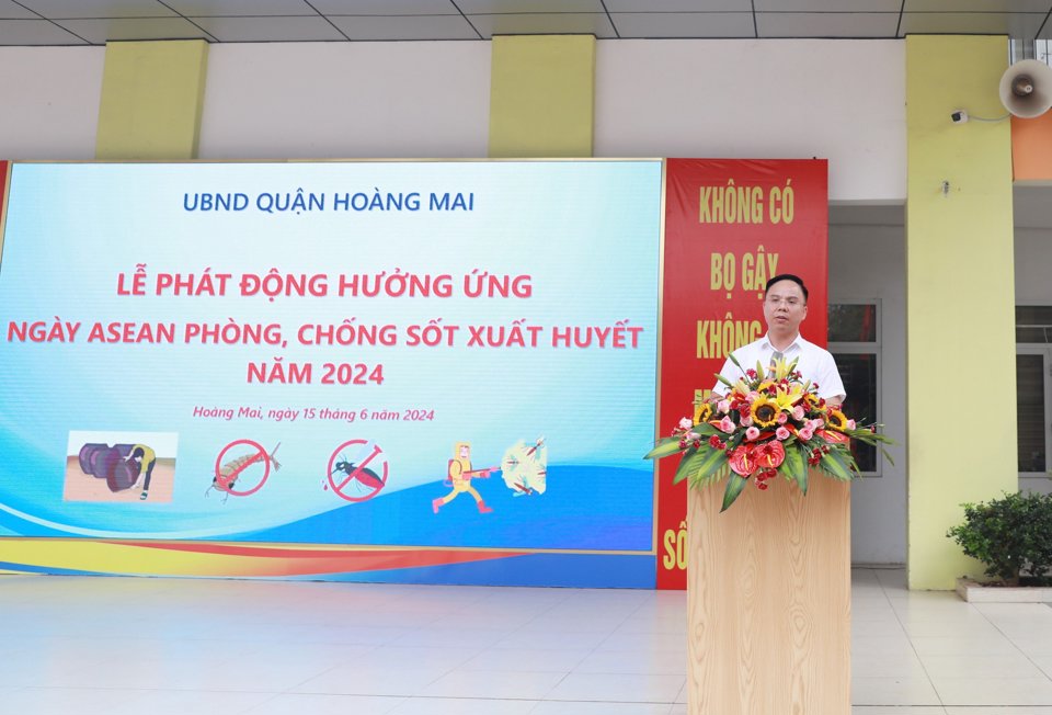 Ph&oacute; Chủ tịch UBND quận Ho&agrave;ng Mai V&otilde; Xu&acirc;n Trọng ph&aacute;t biểu khai mạc. Ảnh HM