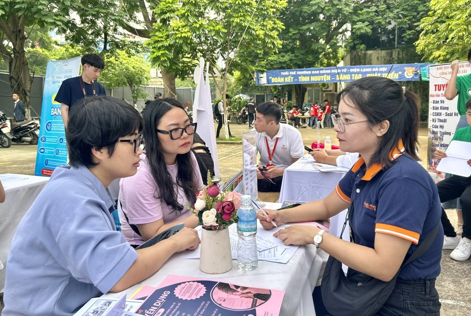 Thời điểm n&agrave;y c&aacute;c DN hoạt động trong lĩnh vực Thương mại - dịch vụ đang cần tuyển nhiều người lao động v&agrave;o l&agrave;m việc. Ảnh: Thủy Tr&uacute;c.