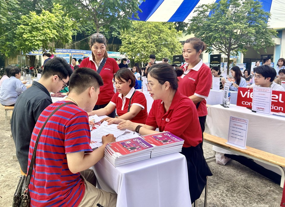 Người lao động đang ứng tuyển v&agrave;o c&aacute;c vị tr&iacute; việc l&agrave;m tại Ng&agrave;y hội việc l&agrave;m v&agrave; tư vấn hướng nghiệp quận Cầu Giấy năm 2024. Ảnh: Trần Oanh.