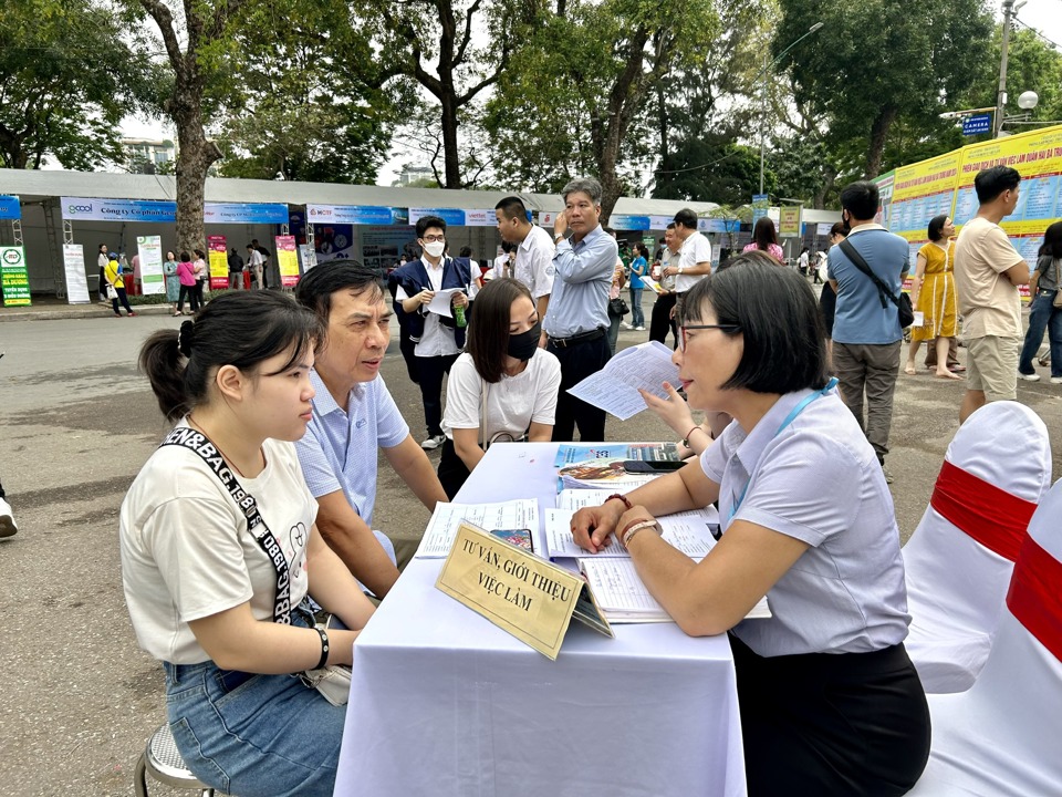 C&aacute;n bộ Trung t&acirc;m Dịch vụ việc l&agrave;m H&agrave; Nội tư vấn, giới thiệu c&aacute;c vị tr&iacute; việc l&agrave;m cho người lao động. Ảnh: Trần Oanh.