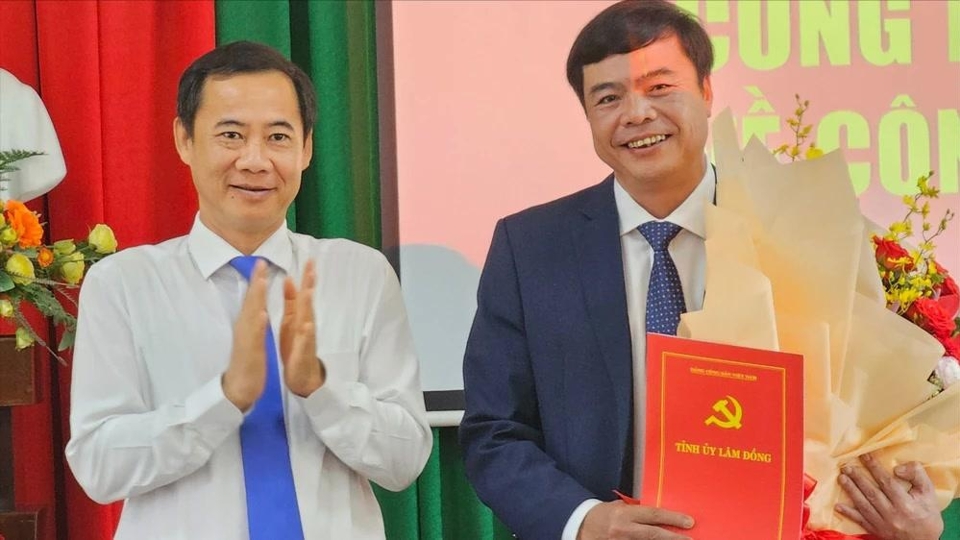 &Ocirc;ng Nguyễn Th&aacute;i Học trao quyết định cho t&acirc;n B&iacute; thư Th&agrave;nh Uỷ Đ&agrave; Lạt