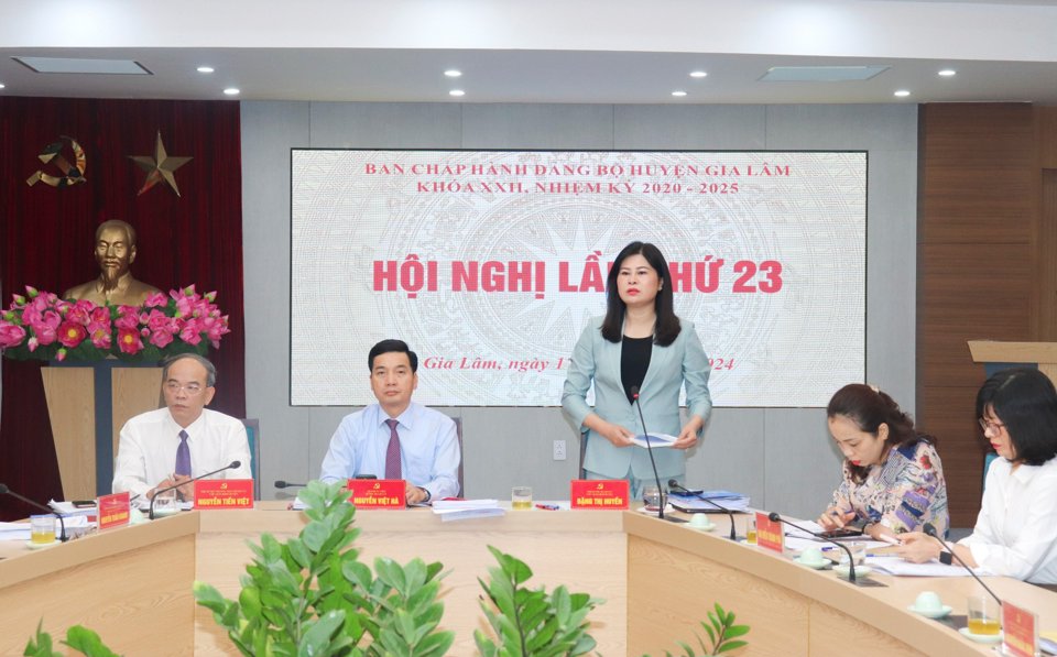 Chủ tịch UBND huyện Gia L&acirc;m Đặng Thị Huyền ph&aacute;t biểu tại hội nghị.