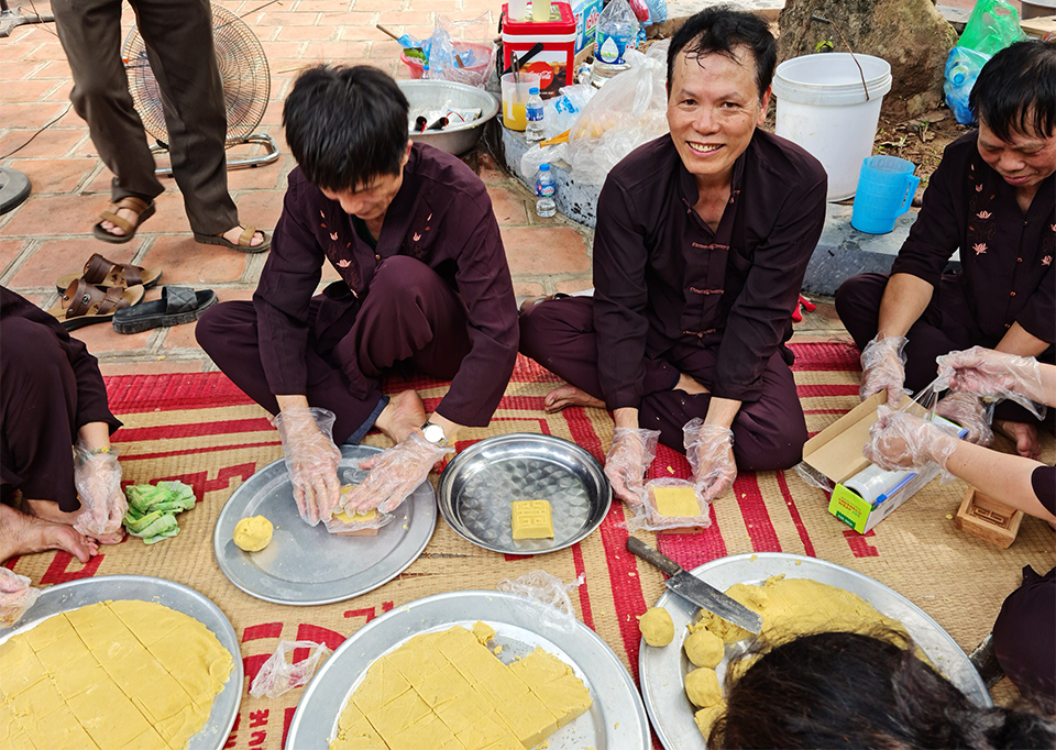 Ch&egrave; kho nấu xong được đổ ra m&acirc;m, cắt th&agrave;nh từng miếng, đ&oacute;ng v&agrave;o khu&ocirc;n.