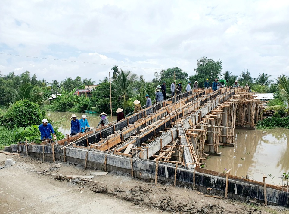 Người g&oacute;p c&ocirc;ng, người g&oacute;p của với mong ước c&aacute;c c&acirc;y cầu nhanh ch&oacute;ng ho&agrave;n th&agrave;nh, đưa v&agrave;o sử dụng, gi&uacute;p người d&acirc;n đi lại dễ d&agrave;ng hơn, học sinh kh&ocirc;ng c&ograve;n vất vả mỗi khi đến lớp.