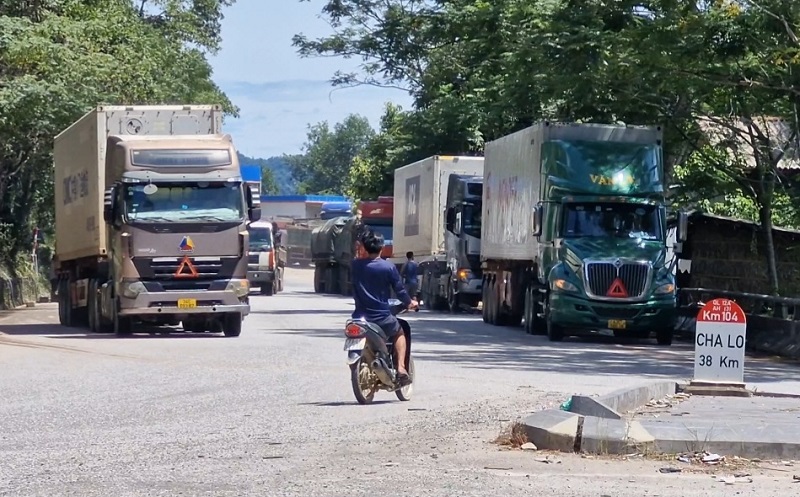 Những l&uacute;c cao điểm, phương tiện vận tải cỡ lớn tuyến Việt Nam- L&agrave;o v&agrave; ngược lại chen ch&uacute;c lưu th&ocirc;ng tr&ecirc;n tuyến Quốc lộ 12A, v&igrave; mặt đường đ&atilde; bị chiếm dụng l&agrave;m b&atilde;i rửa xe