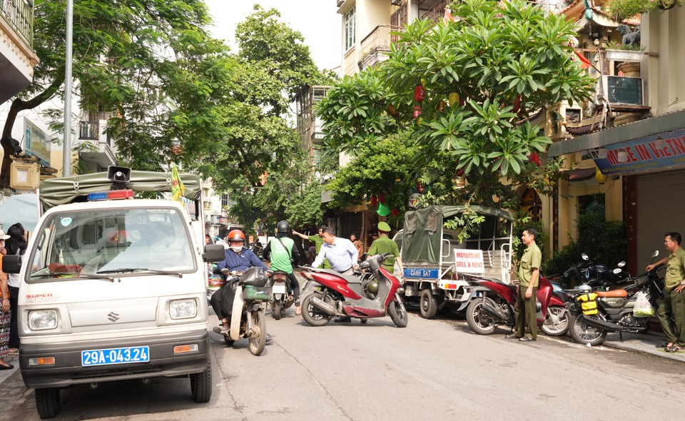 Tuy nhi&ecirc;n, theo ghi nhận, vẫn c&ograve;n nhiều t&igrave;nh trạng người d&acirc;n tụ tập nơi c&ocirc;ng cộng, để xe lấn chiếm vỉa h&egrave;, l&ograve;ng đường, c&aacute;c cửa h&agrave;ng b&agrave;y b&aacute;n tr&agrave;n ra vỉa h&egrave;. Do đ&oacute;, b&ecirc;n cạnh việc xử phạt, lực lượng chức năng ki&ecirc;n tr&igrave; tuy&ecirc;n truyền, người d&acirc;n thực hiện nghi&ecirc;m.&nbsp;