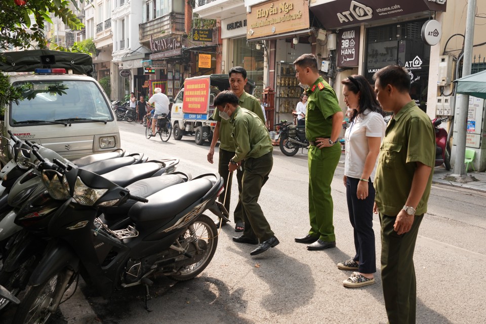 Tổ c&ocirc;ng t&aacute;c xử l&yacute; h&agrave;ng loạt phương tiện dừng đỗ sai quy định