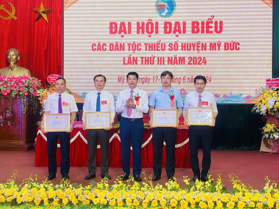 &Ocirc;ng Nguy&ecirc;̃n Nguy&ecirc;n Qu&acirc;n &ndash; Trưởng Ban D&acirc;n t&ocirc;̣c TP Hà N&ocirc;̣i tặng Bằng khen của UBND TP Hà N&ocirc;̣i cho 01 tập thể, 03 c&aacute; nh&acirc;n. Ảnh: Văn Bi&ecirc;n.