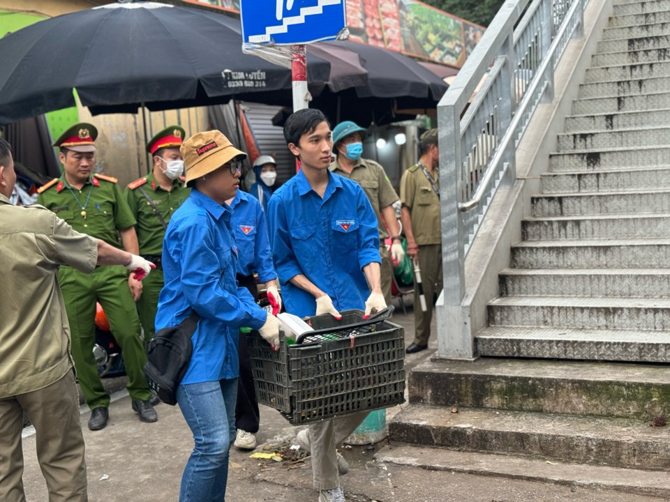 Lực lượng CA, d&acirc;n ph&ograve;ng v&agrave; thanh ni&ecirc;n t&igrave;nh nguyện phường Ho&agrave;ng Văn Thụ tham gia lập lại trật tự đ&ocirc; thị. Ảnh HM