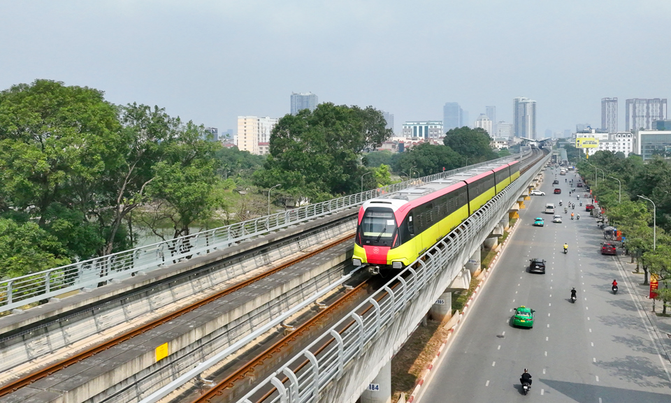 Tàu điện đô thị Nhổn - Ga Hà Nội chạy thử nghiệm. Ảnh: Phạm Hùng