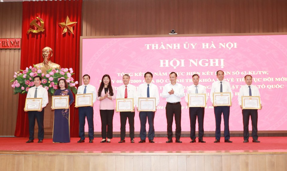 Ph&oacute; Trưởng ban D&acirc;n vận T.Ư Nguyễn Lam v&agrave; Chủ tịch Ủy ban MTTQ Việt Nam TP H&agrave; Nội Nguyễn Lan Hương trao tặng Bằng khen của Ban Thường vụ Th&agrave;nh ủy H&agrave; Nội cho 10 c&aacute; nh&acirc;n c&oacute; th&agrave;nh t&iacute;ch xuất sắc trong triển khai thực hiện Kết luận số 62 - KL/TW.