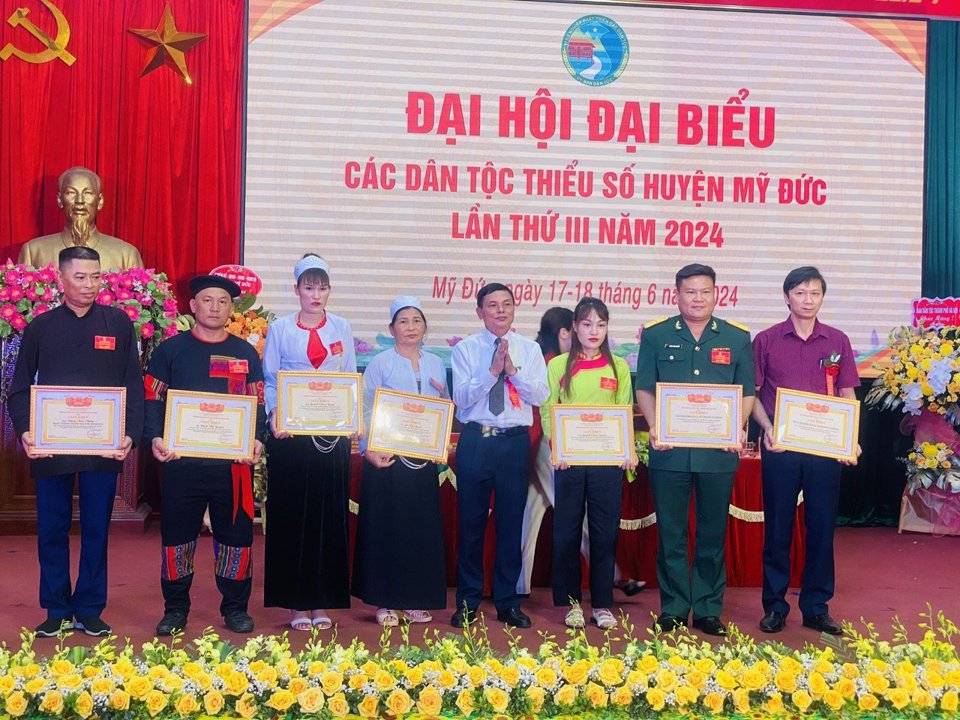 Phó trưởng Ban D&acirc;n tộc TP Hà N&ocirc;̣i Nguy&ecirc;̃n Phúc Hải tặng Gi&acirc;́y khen của Ban D&acirc;n t&ocirc;̣c TP Hà N&ocirc;̣i cho 01 tập thể, 06 c&aacute; nh&acirc;n. Ảnh: Văn Bi&ecirc;n.