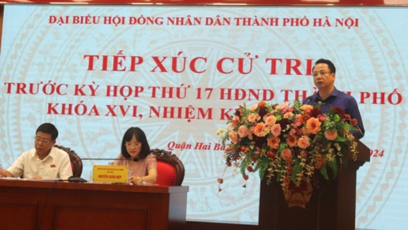 Ph&oacute; Chủ tịch UBND Quận Hai B&agrave; Trưng Nguyễn Mạnh H&ugrave;ng trả lời những vấn đề thuộc thẩm quyền giải quyết của quận