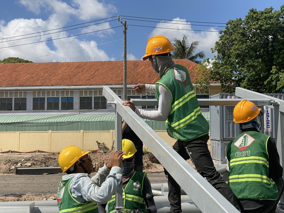 C&ocirc;ng nh&acirc;n đang tập trung l&agrave;m việc tr&ecirc;n c&ocirc;ng trường nh&agrave; ga T3 s&acirc;n bay T&acirc;n Sơn Nhất. Ảnh: YN