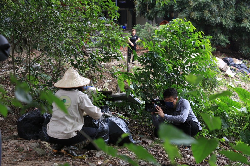 Ph&oacute;ng vi&ecirc;n Duy Kh&aacute;nh t&aacute;c nghiệp ghi lại khoảnh khắc của t&igrave;nh nguyện vi&ecirc;n nh&oacute;m "H&agrave; Nội xanh" thu gom r&aacute;c thải tại c&aacute;c k&ecirc;nh mương.