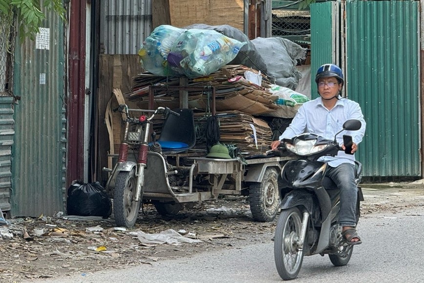 Những chiếc xe chất đầy h&agrave;ng h&oacute;a của c&aacute;c cửa h&agrave;ng thu gom phế liệu tr&ecirc;n đường Triều Kh&uacute;c.