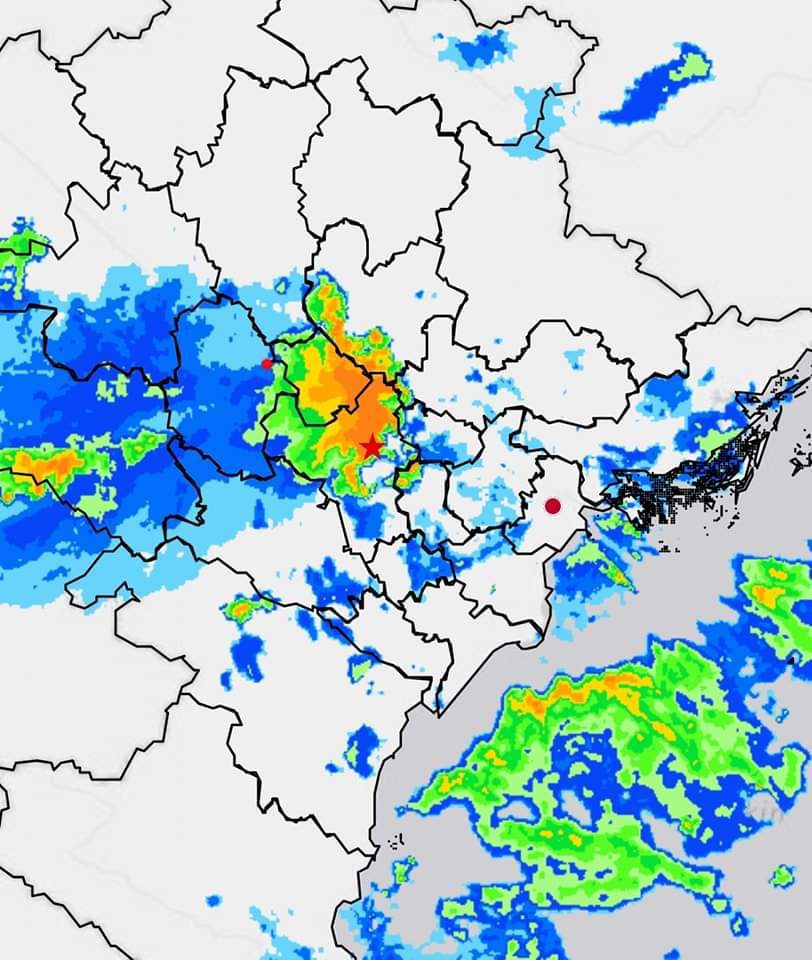Mưa to cục bộ, dông, lốc, sét giải nhiệt khu vực nội thành Hà Nội - Ảnh 2